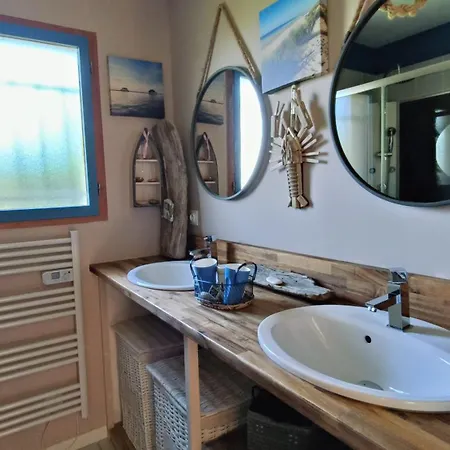 La Maison Des Bois Flottes A 7 Minutes A Pied De La Plage Tatil Evi Lanton